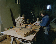 119759 Afbeelding van twee timmerlieden tijdens restauratiewerkzaamheden in het stadskasteel Oudaen (Oudegracht 99) te ...